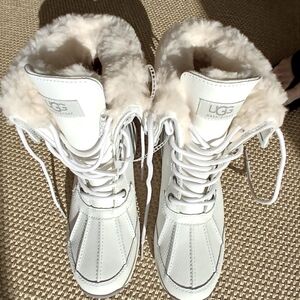Nwot-Ugg Adirondack plush off white leather w/ cream fur snow/walking/ankle boot